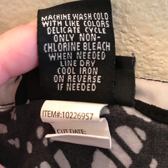 Torrid Black White Spiral Short Sleeve Blouse Size 0 aka Large - Picture 4 of 8